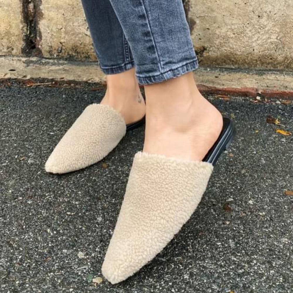 VINCE CAMUTO Vameera Flats 9